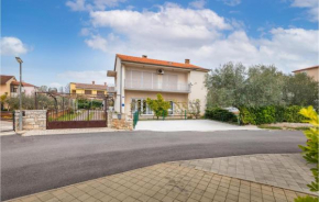 3 Bedroom Amazing Apartment In Fazana